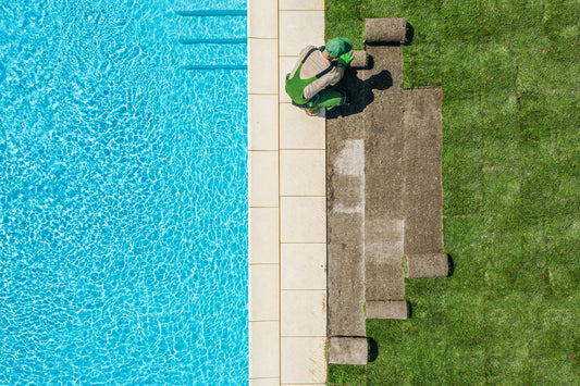 Poolwasser grün? So entfernen Sie Algen und bringen das Wasser wieder zum Glänzen!